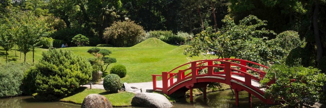 pont rouge du jardin japonais a toulouse