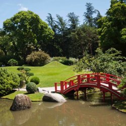 pont rouge du jardin japonais a toulouse
